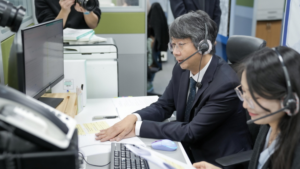 일일 상담을 수행하고 있는 임승관 청장